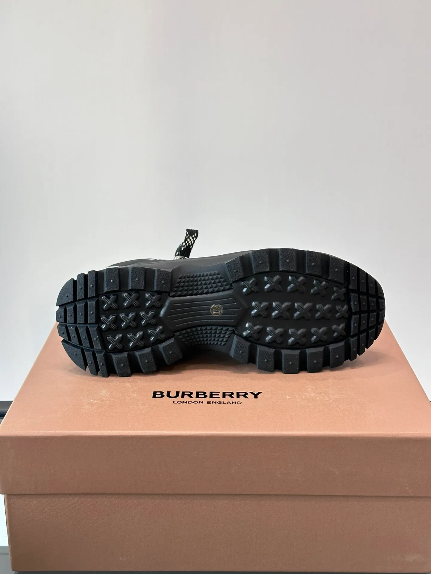 Men's shoes 💰800 ◾️▫️Burberry 2024🆕Ss men's classic high-top thick-soled sneakers, made of first-grain cowhide and decorated with the new brand logo. First-layer cowhide foot pads, the heel is decorated with Burberry lettering embossed logo, and the original TPU outsole! Size: 39-44 (customized at 38.45)